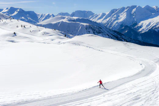 Langlauf auf verschneiter Piste, Berge, Camping CAPFUN Oz en Oisans (38). Langlauf auf verschneiter Piste, Berge, Camping CAPFUN Oz en Oisans (38).