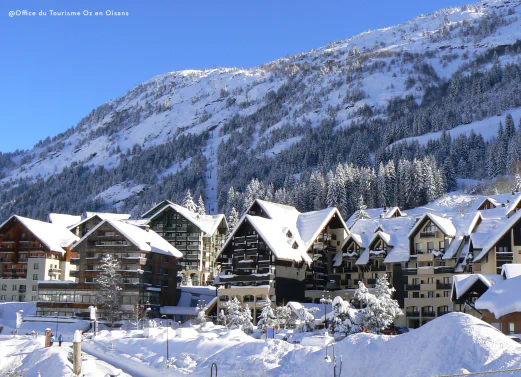 Verschneites Bergdorf Oz en Oisans, Isère, mit nahegelegenen Skipisten. Verschneites Bergdorf Oz en Oisans, Isère, mit nahegelegenen Skipisten.