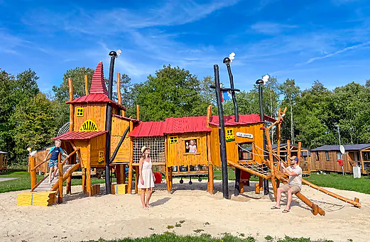 Hlzerner Spielplatz fr Kinder, Campingplatz CAPFUN Tecklenburg in Tecklenburg-Leeden (49). Hlzerner Spielplatz fr Kinder, Campingplatz CAPFUN Tecklenburg in Tecklenburg-Leeden (49).