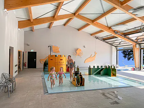 berdachtes Spielbecken und Wasserspiele fr Kinder auf dem Camping CAPFUN Tecklenburg. berdachtes Spielbecken und Wasserspiele fr Kinder auf dem Camping CAPFUN Tecklenburg.