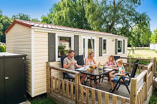 Familie frhstckt auf der Terrasse eines Mobilheims auf dem Campingplatz CAPFUN Tecklenburg in Tecklenburg-Leeden (49). Familie frhstckt auf der Terrasse eines Mobilheims auf dem Campingplatz CAPFUN Tecklenburg in Tecklenburg-Leeden (49).