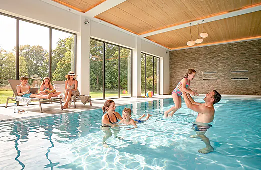 Beheiztes Hallenbad mit Familie am Campingplatz CAPFUN Tecklenburg in Tecklenburg-Leeden (49). Beheiztes Hallenbad mit Familie am Campingplatz CAPFUN Tecklenburg in Tecklenburg-Leeden (49).