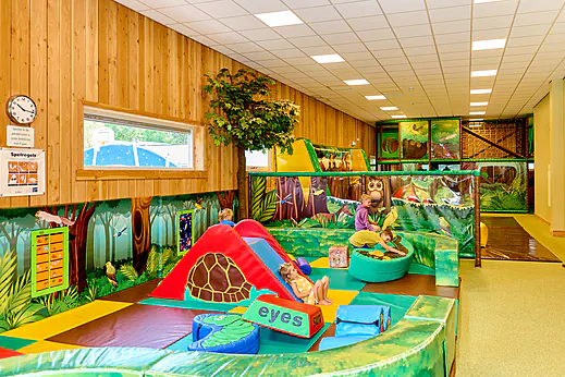Indoor-Spielplatz im Dschungel-Design fr Kinder auf dem Campingplatz CAPFUN De Waldsang in Bakkeveen. Indoor-Spielplatz im Dschungel-Design fr Kinder auf dem Campingplatz CAPFUN De Waldsang in Bakkeveen.