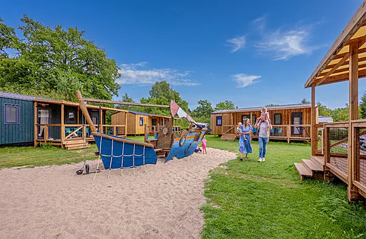 Spielboot und Mobilheime auf dem Campingplatz CAPFUN het Winkel in Winterswijk. Spielboot und Mobilheime auf dem Campingplatz CAPFUN het Winkel in Winterswijk.