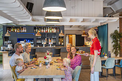 Familie speist im Restaurant des Campingplatzes CAPFUN het Winkel in Winterswijk Familie speist im Restaurant des Campingplatzes CAPFUN het Winkel in Winterswijk
